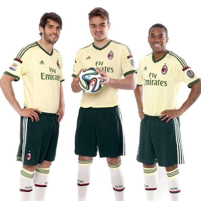 O meia Kak&aacute;, o goleiro Gabriel e o atacante Robinho, brasileiros do Milan, posam como o novo terceiro uniforme do clube italiano