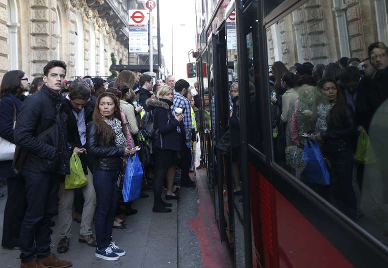 <p>Londrinos fazem fila na esta&ccedil;&atilde;o Victoria durante o segundo dia de uma greve de 48 horas que fechou as redes de metr&ocirc; e trem da cidade, em &nbsp;30 de abril</p>