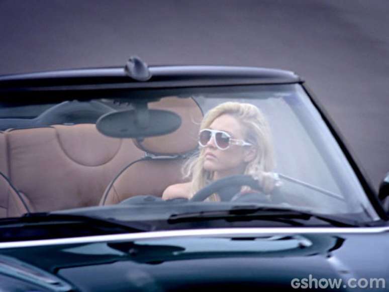 Distra&iacute;da, Megan sofre acidente de carro no primeiro cap&iacute;tulo da novela 'Gera&ccedil;&atilde;o Brasil'