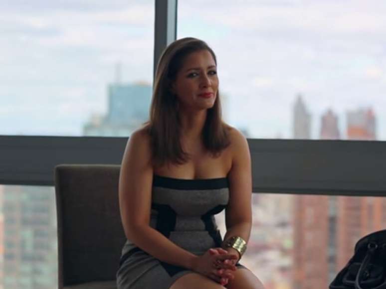 <p>Modelo interpreta um trecho da obra 'Like Dreaming Backwards', de Kellie Powell</p>