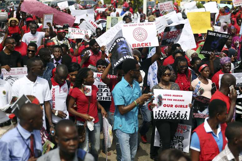 <p>Manifestantes exigem a liberta&ccedil;&atilde;o das estudantes sequestradas pelo grupo extremista Boko Haram na remota&nbsp;aldeia de Chibok, em 5 de maio</p>
