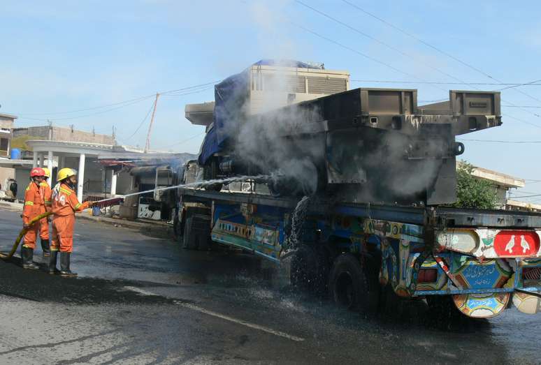 Bombeiros do Paquist&atilde;o apagam fogo em ve&iacute;culo da Otan que foi atacado nesta segunda-feira