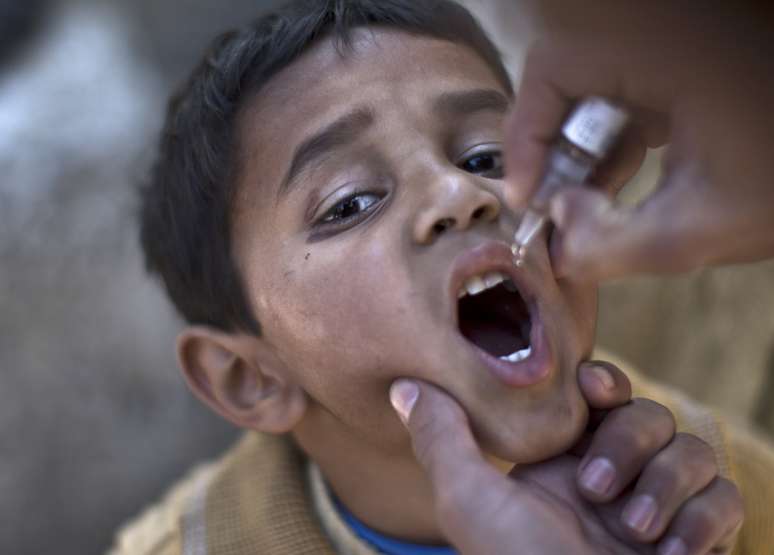 <p>Crian&ccedil;a&nbsp;&eacute;&nbsp;vacinada&nbsp;contra a poliomielite por um profissional de sa&uacute;de em Islamabad, Paquist&atilde;o, em 25 novembro de 2013</p>