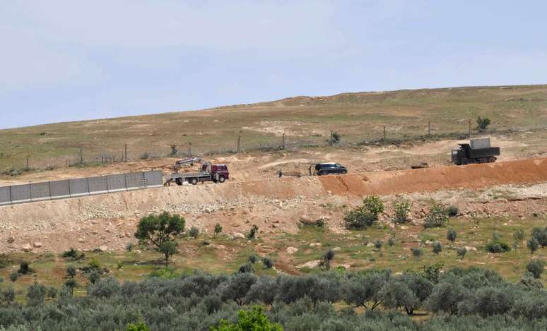 <p>Placas de concreto s&atilde;o colocadas na fronteira turco-s&iacute;ria durante a constru&ccedil;&atilde;o de um muro em Reyhanli, na prov&iacute;ncia de Hatay, ao sul da Turquia, em 28 de abril</p>