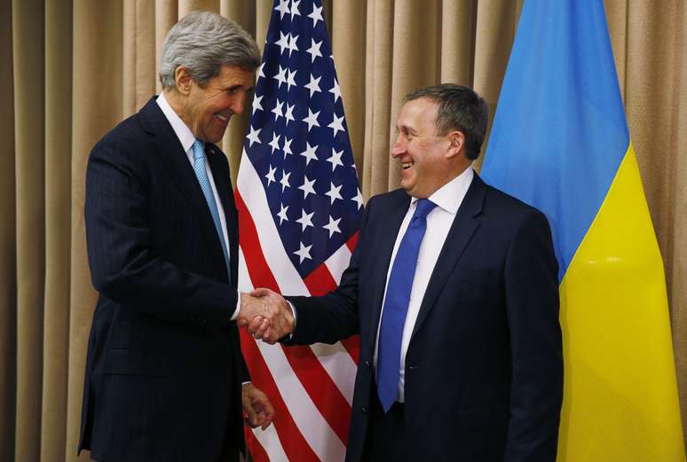 Ministro interino da Ucrânia (direita) e o Secretário de Estado americano, John Kerry, durante encontro em abril deste ano