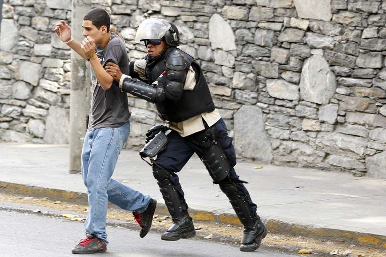 <p>Polícia prende um manifestante anti-governo durante manifestação em Caracas, em 21 de abril</p>