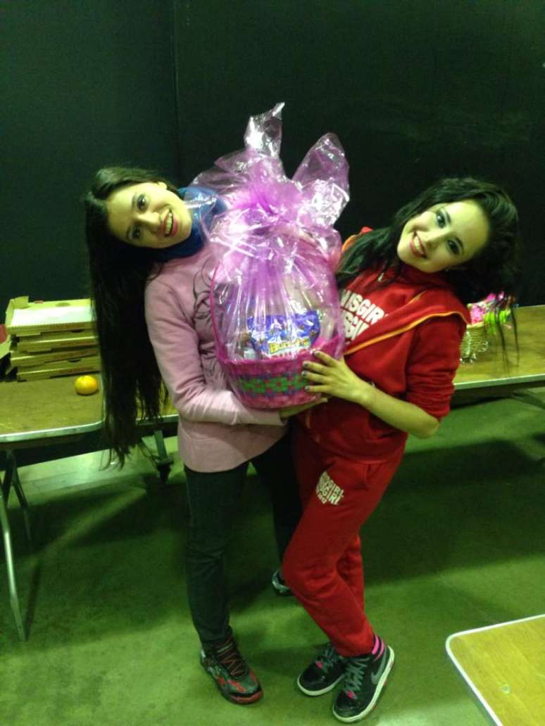 Na foto, Widny Neves (esquerda) e Stefany Neves (direita) - duas brasileiras que trabalham no circo 