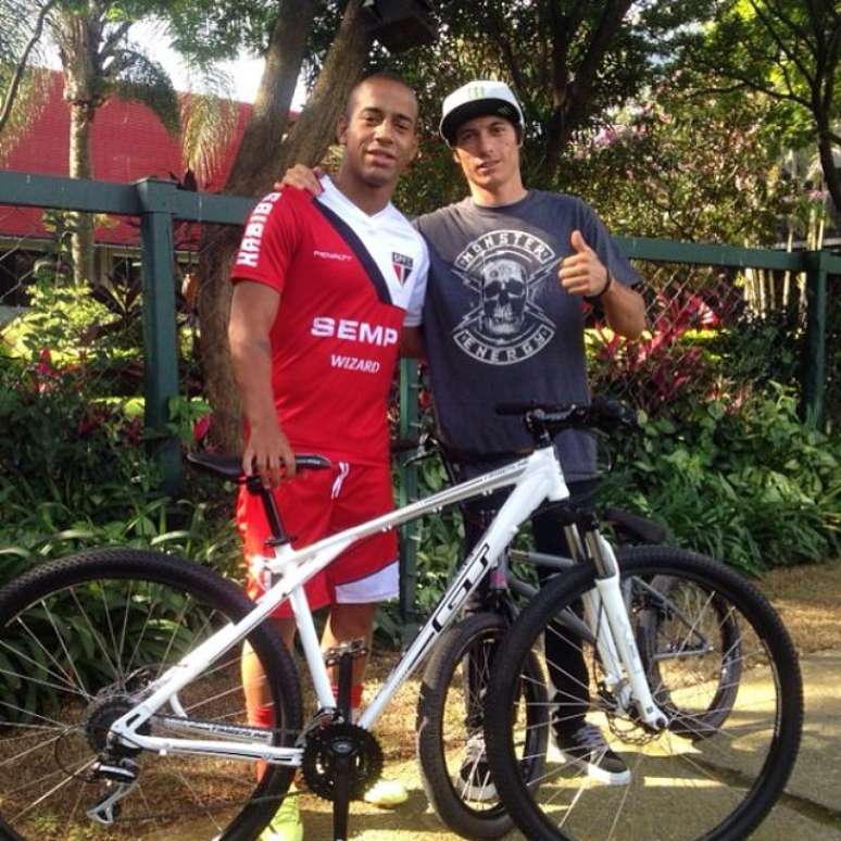 Ademilson ganha bicicleta em homenagem por golaço