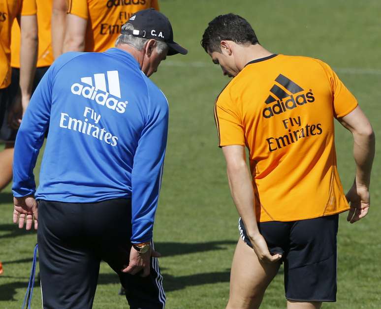 <p>Carlo Ancelotti conversa com Ronaldo durante treinamento</p>