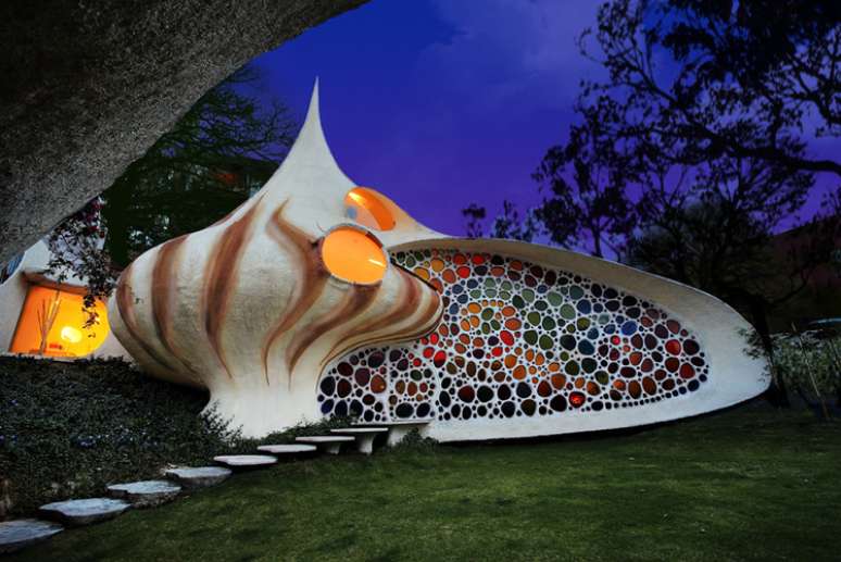 As casas projetadas pelo arquiteto mexicano Javier Senosiain usualmente imitam formas encontradas na natureza, como serpente, tubarão ou crustáceo, como é o caso da Nautilus. A opção por concha era a que melhor aproveitava o formado do terreno