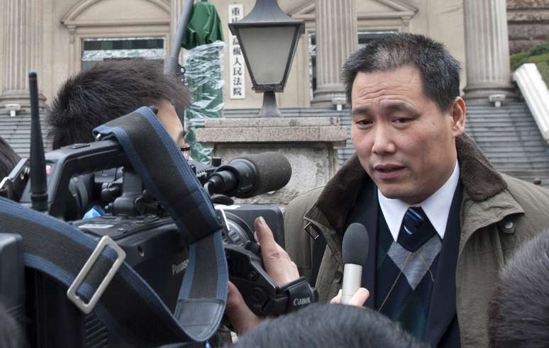 O advogado chinês Pu Zhiqiang fala com jornalistas fora da Corte de Chingqing (foto de 2012)