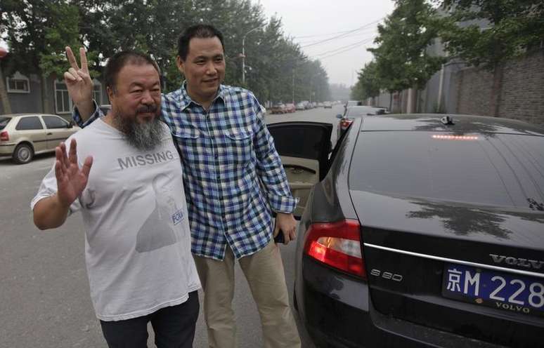 Artista dissidente Ai Weiwei (esquerda) e seu advogado Pu Zhiqiang em Pequim, China (foto de 2012)