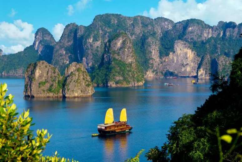 Navio ao estilo veleiro percorre destinos tombados do Vietnã