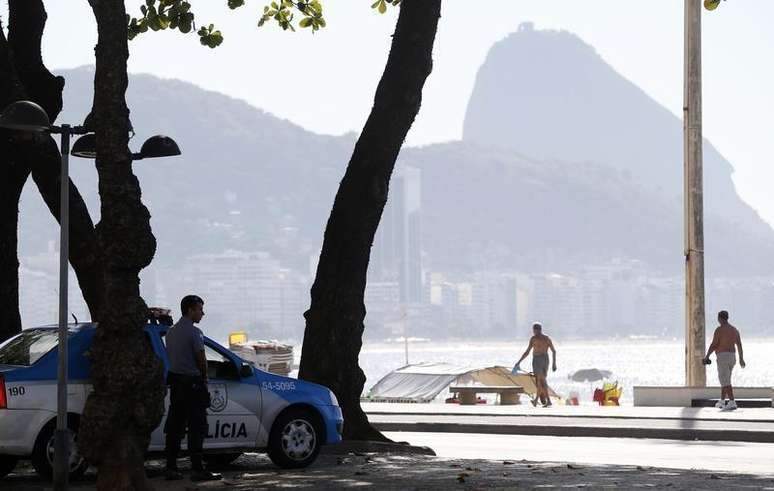Policiais patrulham a praia de Copacabana, no Rio de Janeiro, nesta segunda-feira. 05/05/2014
