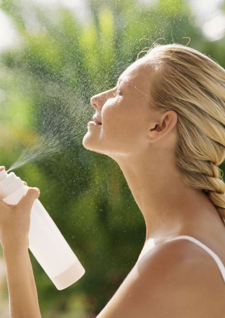 A água facial vitaminada conta com elementos que ajudam no processo de melhora da hidratação da pele e na manutenção dos tratamentos realizados como prevenção ao envelhecimento