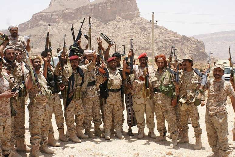 <p>Soldados no exército iemenita posam para foto com armas capturadas de militantes da Al Qaeda</p><p> </p>