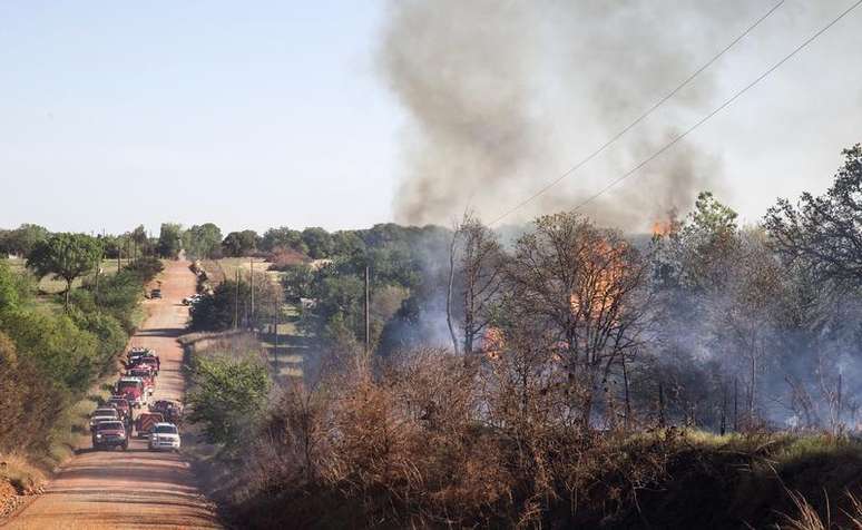 <p>Bombeiros combatem incêndio no Condado Logan, perto de Guthrie, em Oklahoma, nos Estados Unidos, nesta segunda-feira</p>