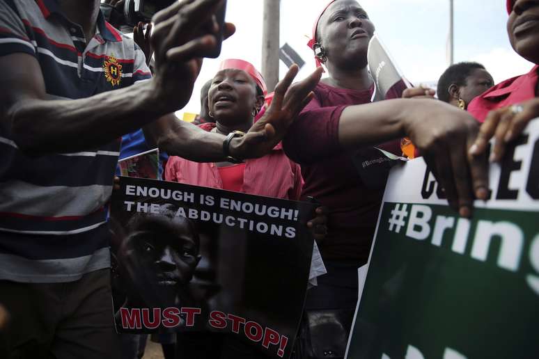 <p>Pessoas seguram cartazes em um protesto, em 5 de maio, exigindo a liberta&ccedil;&atilde;o das estudantes&nbsp;raptadas da aldeia remota de Chibok em meados de abril</p>