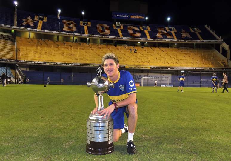 Os integrantes da boyband One Directioon visitaram nesta segunda La Bombonera, o mítico estádio do clube argentino Boca Juniors; a banda britânica jogou bola no mesmo gramado onde já brilharam craques como Maradona, Riquelme e Tevéz.