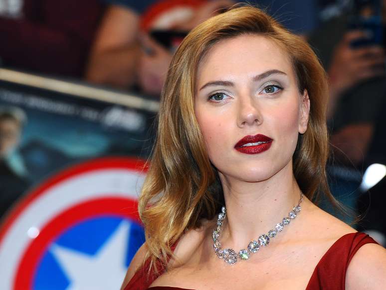 Na première em março, Scarlett Johansson manteve os fios ruivos e optou por uma escova modelada já nos fios mais compridos