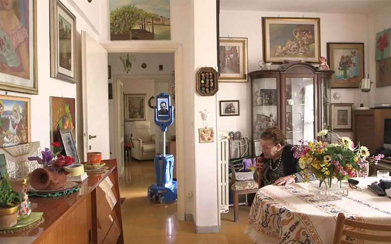 Seis robô Giraffplus estão em teste morando na casa de idosos na Itália, Suécia e Espanha