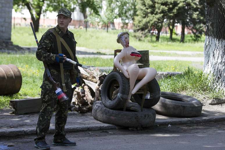 <p>Pró-russo se posiciona em um posto de controle na cidade de Slaviansk, no leste da Ucrânia</p>