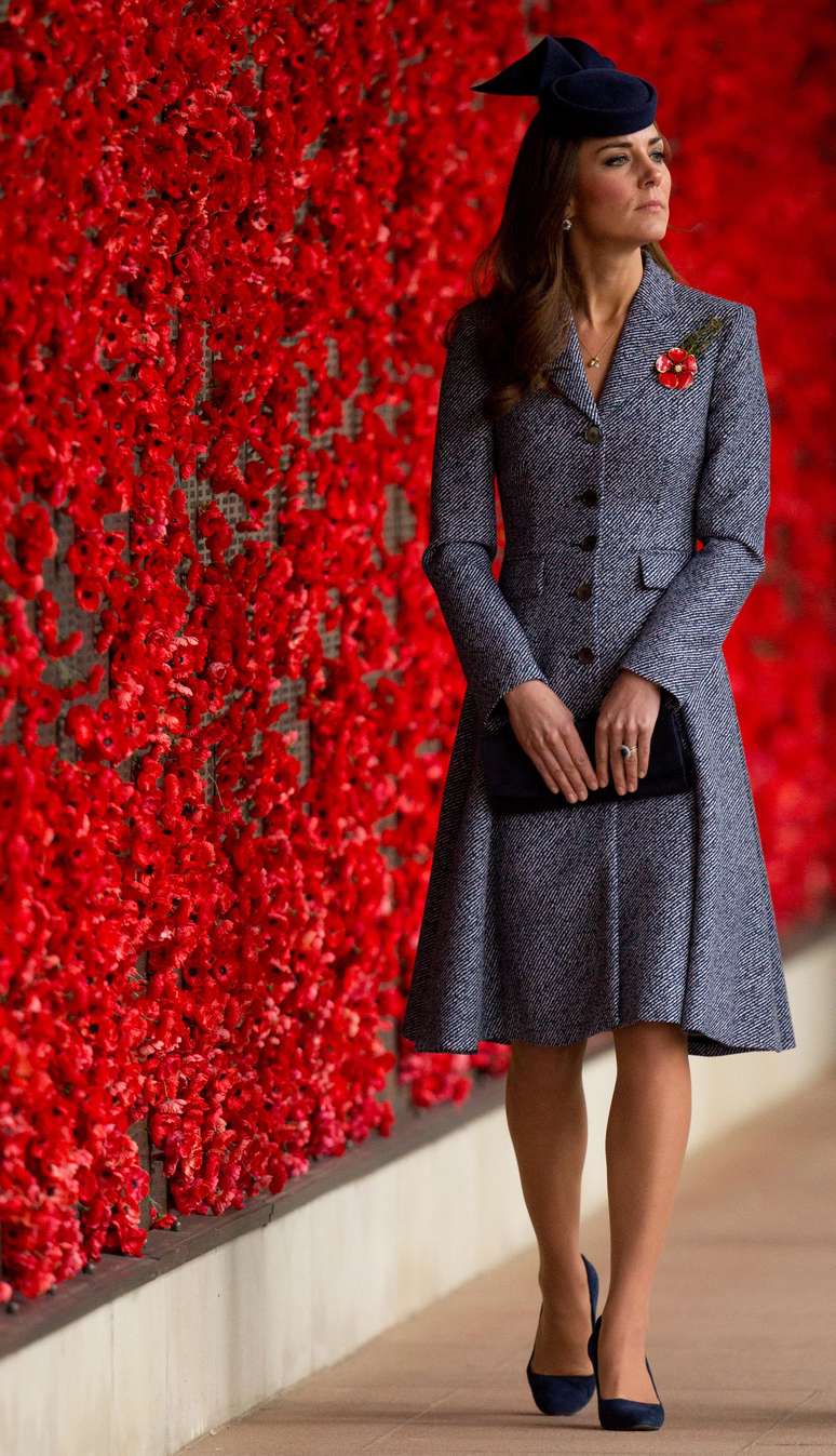 Kate visita o Australian War Memorial em 25 de abril de 2014 e mostra que até o sobretudo valoriza suas curvas