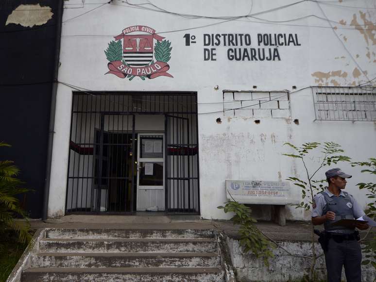 <p>Frente do 1º Distrito Policial, onde o caso está sendo investigado</p>