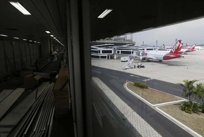 O aeroporto internacional Galeão, no Rio de Janeiro. A Agência Nacional de Aviação Civil (Anac) decidiu reajustar em 3,672 por cento as tarifas de embarque, conexão, pouso, permanência, armazenagem e capatazia nos aeroportos de Confins (MG) e Galeão (RJ), recentemente concedidos à iniciativa privada, segundo decisões publicadas no Diário Oficial desta quarta-feira. 02/04/2014