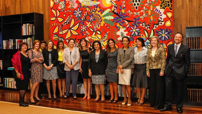 Presidente Dilma Rousseff com jornalistas no Palácio da Alvorada