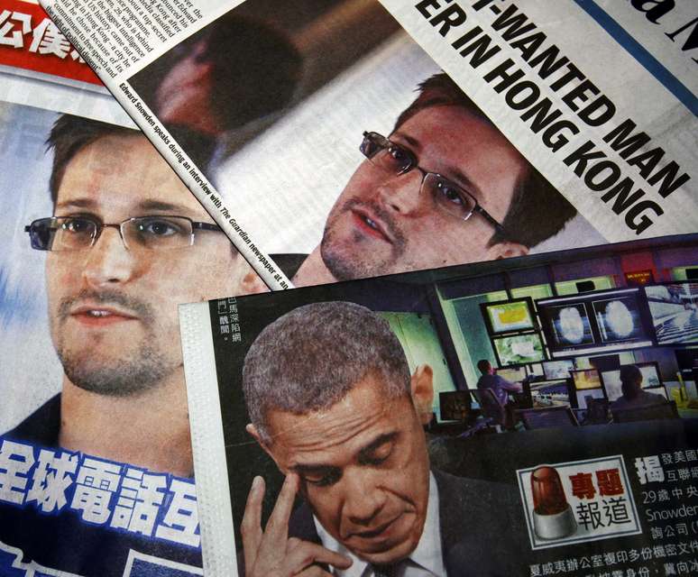 <p>Edward Snowden e o presidente dos EUA, Barack Obama, são impressos nas páginas de local Inglês e jornais chineses em Hong Kong </p>