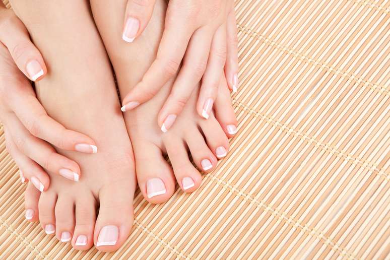 Assim como as demais áreas do corpo, os pés também precisam ser hidratados e esfoliados para que a pele da região fique sempre bonita e saudável