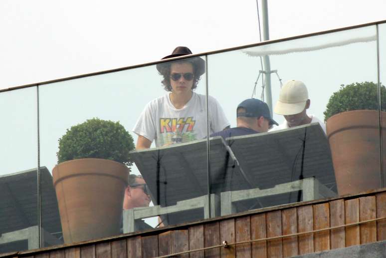 Harry Styles e Niall Horan, integrantes do One Direction, curtiram o dia na piscina do hotel em que estão hospedados, no Rio de Janeiro