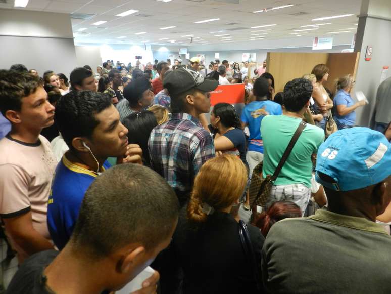 <p>Alguns clientes tiveram que aguardar atendimento com senhas do lado de fora da ag&ecirc;ncia</p>