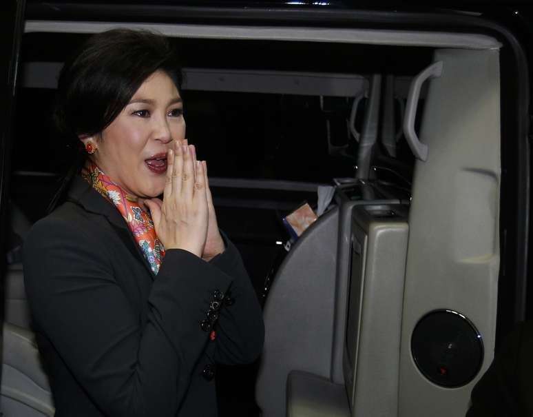 <p>Ex primeira-ministra da Tailândia, Yingluck Shinawatra dá uma saudação tradicional, ao deixar o escritório do Secretário Permanente de Defesa, em Bangkok, em 7 de maio</p>