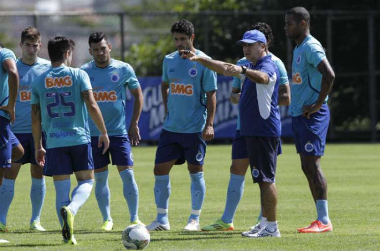 Marcelo Oliveira dá instruções aos jogadores do Cruzeiro