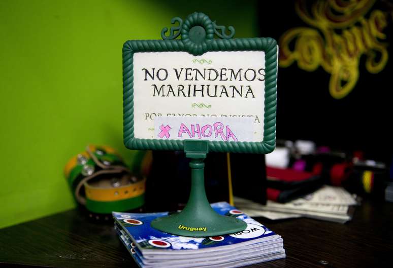 <p>Um aviso informa: "Nós não vendemos maconha, ainda" exposto em uma loja no centro de Montevidéu, Uruguai, na terça-feira, 6 de maio</p>