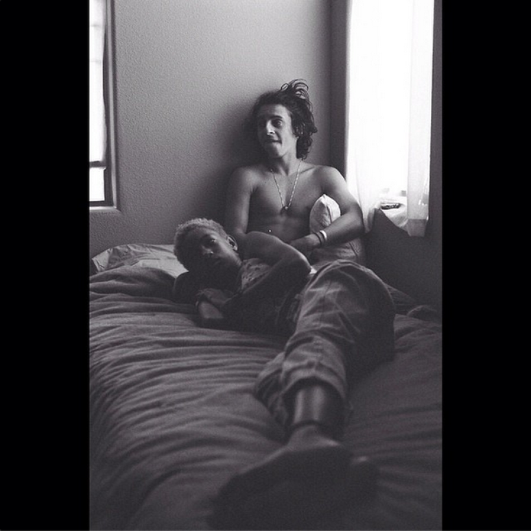 Willow Smith, 13, aparece deitada na cama de Moises Airas, 20. Foto causou pol&ecirc;mica no Instagram 