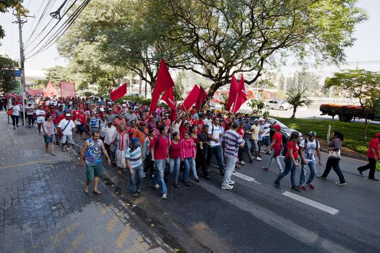 Cerca de 100 integrantes do Movimento dos Trabalhadores Sem Terra (MST) ocuparam por 15 minutos o hall de entrada do escritório da construtora Odebrecht, na Marginal Pinheiros, na zona oeste da capital paulista.