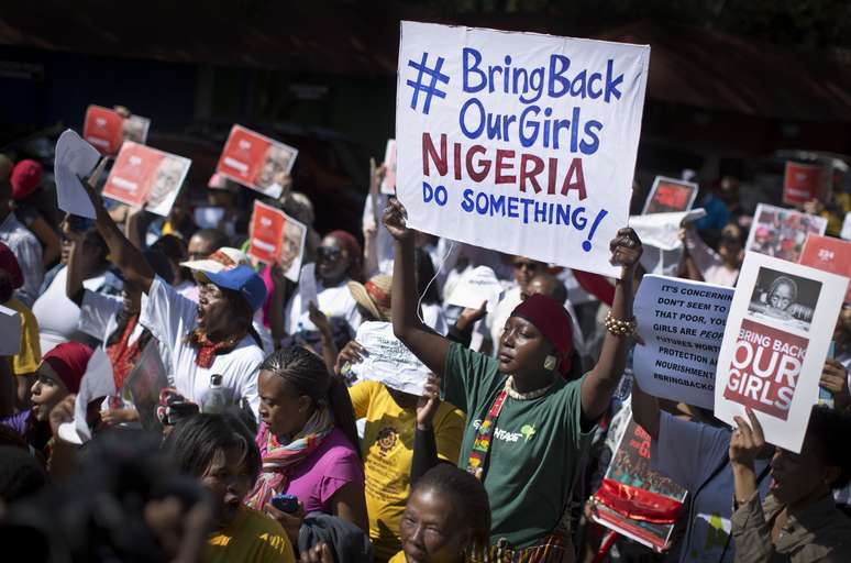 <p>Nigerianos protestam contra o rapto das mais de 200 meninas em 14 de abril</p>