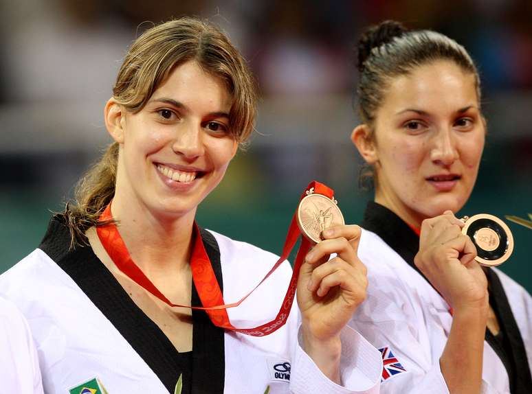 Falavigna exibe medalha de bronze da Olimp&iacute;ada de Pequim, em 2008