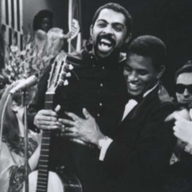 <p>Gilberto Gil postou foto antiga com Jair Rodrigues: "IN MEMORIAM", escreveu</p>