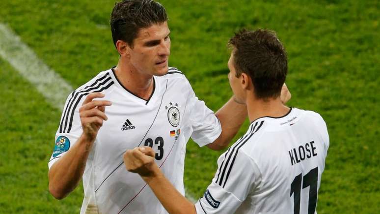 <p>Sofrendo com problemas físicos, Mario Gomez está fora da Copa; Klose deve ter chance de superar Ronaldo</p>