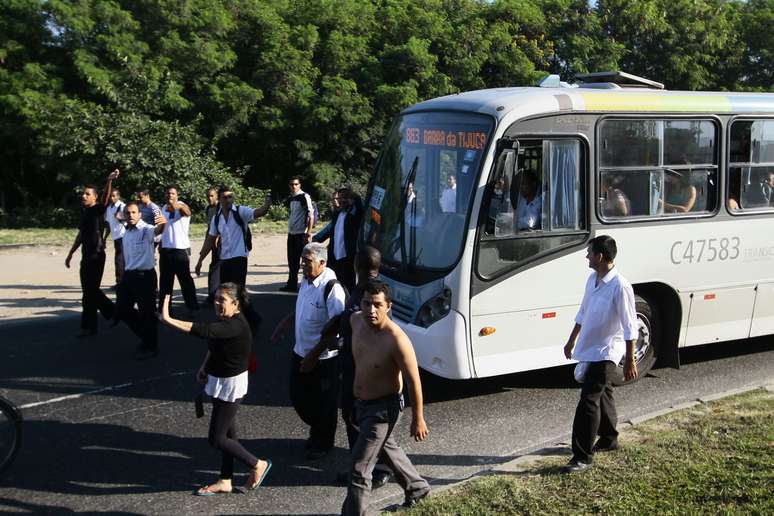 Os rodoviários em greve reivindicam reajuste de 40%, auxílio alimentação de R$ 400 e o fim da dupla função de motorista