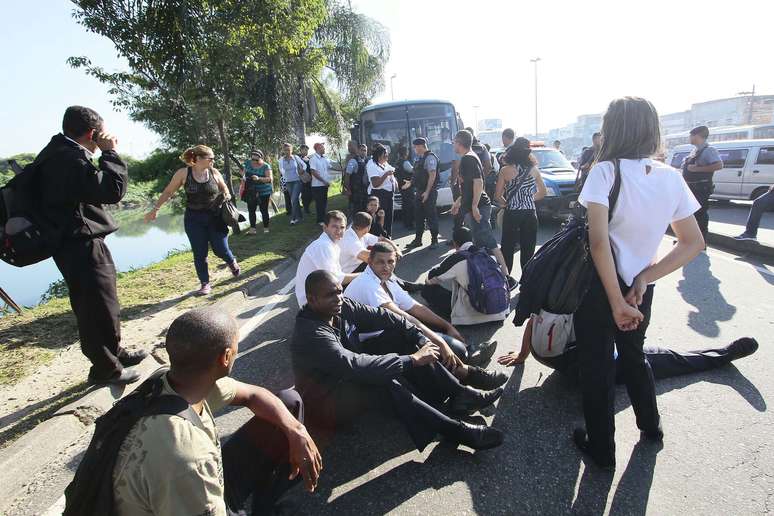 Nas calçadas, pessoas se acumulam atrás de transporte e o metrô e o sistema de trens funcionam em capacidade máxima