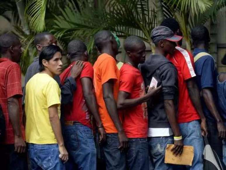Haitianos fazem fila para tirar carteira de trabalho em São Paulo, em 2014