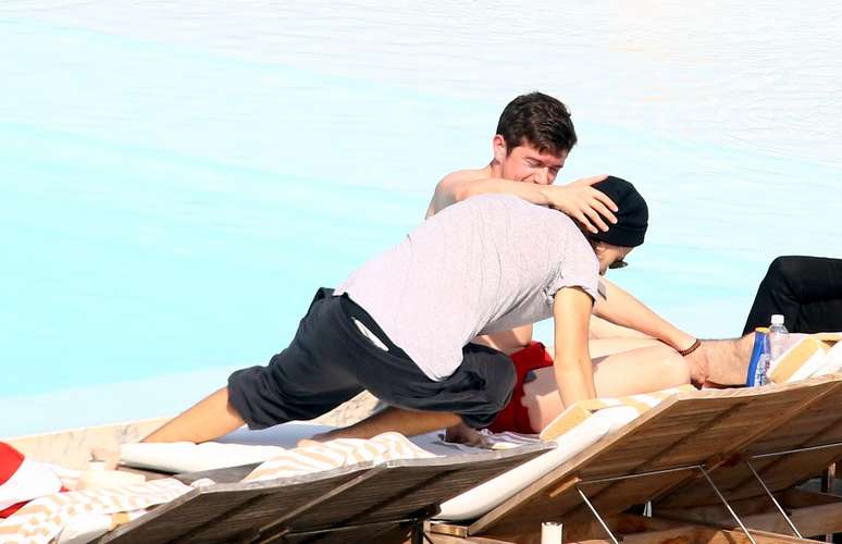 Integrantes do One Direction curtem piscina; veja