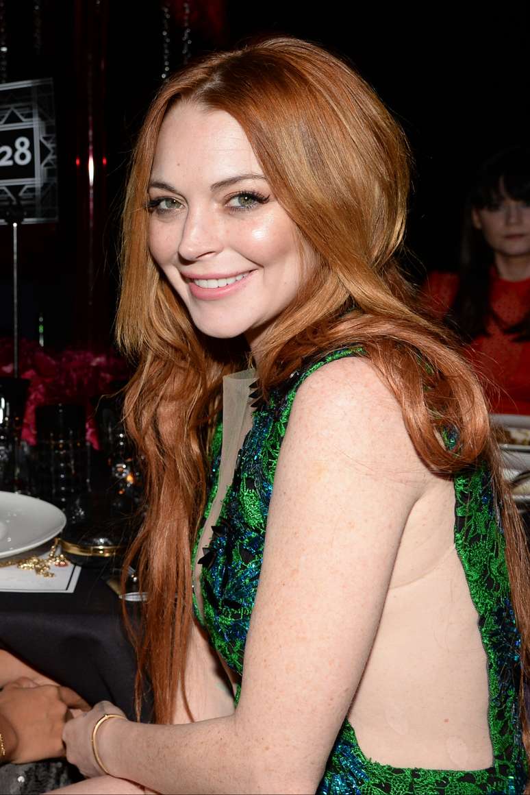 Lindsay Lohan usou o vestido verde decotado, sem sutiã, no evento de gala Gabrielle, em Londres 