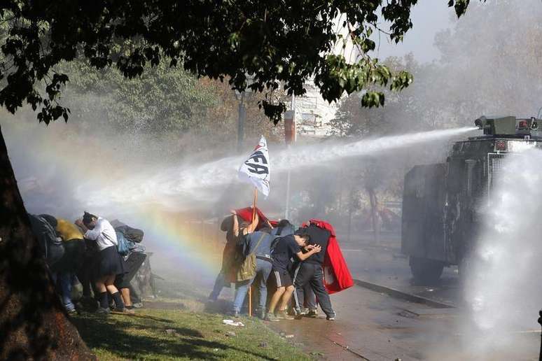 Tropas de choque usam canhões de água para dispersar estudantes em protesto em 2014