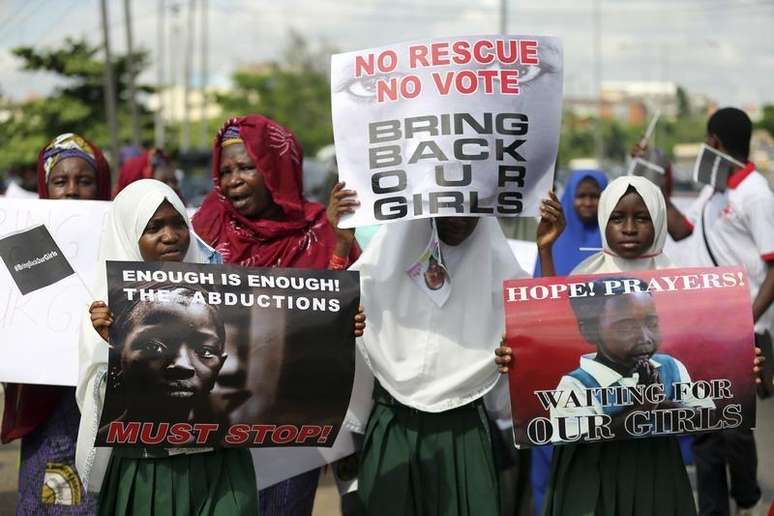 <p>Estudantes participam de um protesto exigindo a libertação de alunas sequestradas por supostos membros do grupo Boko Haram, em Lagos, na Nigéria, em 5 de abril</p>
